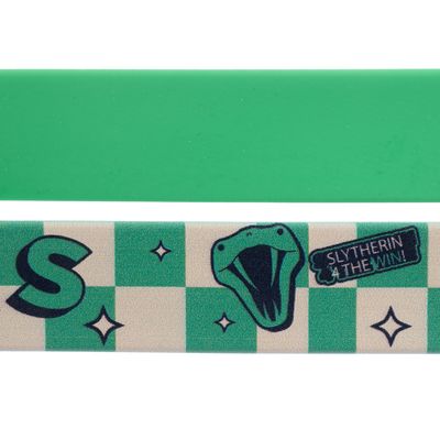Zelená stuha s kostkovaným vzorem, logo Slytherin, had a text 'Slytherin 4 The Win!'.