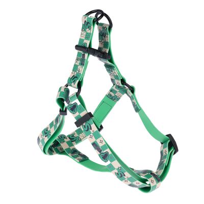 Zelený nastaviteľný postroj s dekoratívnym vzorom a čiernym zapínaním, vhodný pre domáce zvieratá.