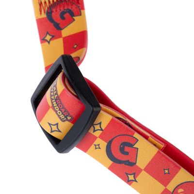 Červený a žltý obojok s motívom Gryffindor, čierna pracka a nápis 'Hear Me Roar 4 Gryffindor'.