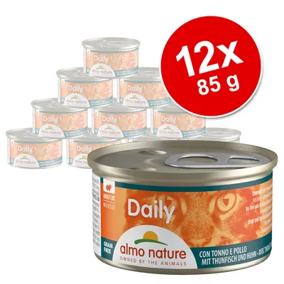 Zestaw 12 puszek po 85 g Almo Nature Daily, widoczna etykieta: Adult Cat Mousse, Grain Free, almo nature, con tonno e pollo, mit Thunfisch und Huhn.