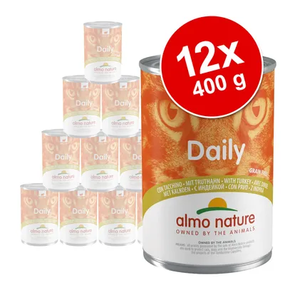 Zestaw 12 puszek Almo Nature Daily, każda 400 g. Widoczny napis: 'with turkey', 'grain free'. Opakowanie z motywem kota i logo almo nature.