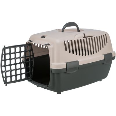 Transportbox van kunststof met ventilatiesleuven, draaggreep en traliedeur. Deur open, geschikt voor veilig vervoer van huisdieren.