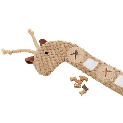 Leksak i giraffform av tyg med flera fickor och små hundben som godis. Synliga detaljer: flätad svans, öron och strukturerad yta.