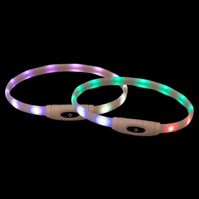 Deux colliers lumineux en plastique avec LED multicolores, boutons marche/arrêt visibles sur chaque collier. Lumières vertes, rouges, violettes et blanches réparties autour des colliers. Deux colliers lumineux en plastique avec LED multicolores, boutons marche/arrêt visibles sur chaque collier. Lumières vertes, rouges, violettes et blanches réparties autour des colliers.