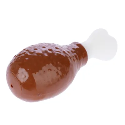Jouet pour chien en forme de cuisse de poulet, partie brune texturée et os blanc, matière plastique visible.