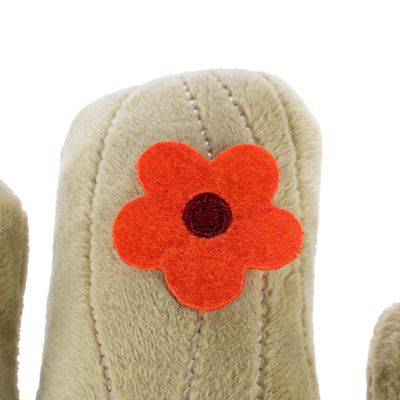 Détail d’un jouet en peluche beige avec une fleur orange en feutrine cousue, centre marron. Couture visible sur le tissu.