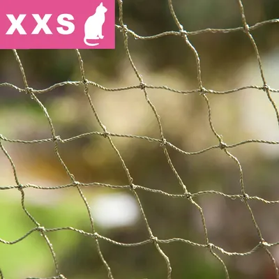 Siatka z tworzywa sztucznego, w lewym górnym rogu różowy prostokąt z białym napisem XXS i sylwetką kota.