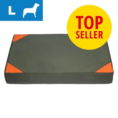 Rektangulær hundemadras i størrelse L, grøn med orange hjørner. Gul cirkel med rød tekst: TOP SELLER. Blå felt med hvidt hundesymbol og bogstavet L øverst til venstre.