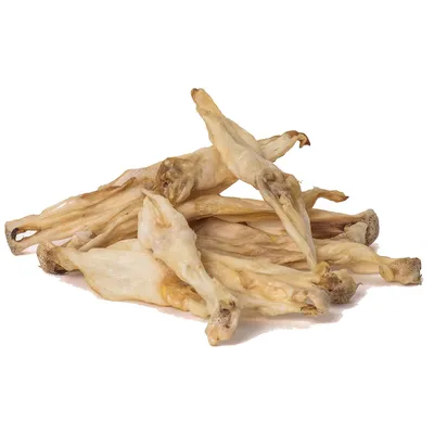 Купчина изсушени животински уши без опаковка, натурални на цвят, показани върху бял фон. Не се виждат марки или текст. Купчина изсушени животински уши без опаковка, натурални на цвят, показани върху бял фон. Не се виждат марки или текст.