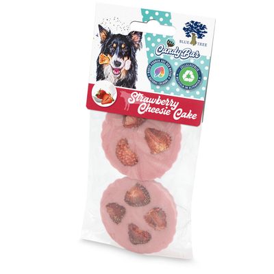 Blue Tree Candy Bar Strawberry Cheesie Cake. Натуральные красители, целлофановая упаковка, пригодна для переработки. Два розовых лакомства для собак с кусочками клубники видны в упаковке.