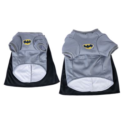 To grå hundekostumer med Batman-logo og sort kappe, for- og bagside synlige.