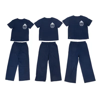 Set albastru închis format din tricouri și pantaloni cu logo de pisică alb pe piept. Trei seturi prezentate unul lângă altul. Set albastru închis format din tricouri și pantaloni cu logo de pisică alb pe piept. Trei seturi prezentate unul lângă altul.