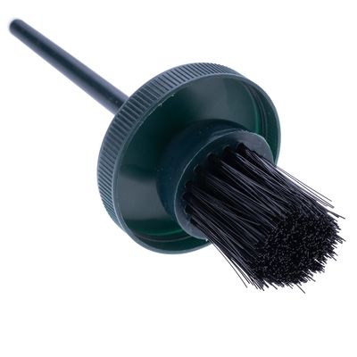 Зелена четка с черна глава с косъм и дълга дръжка, подходяща за прецизно почистване или нанасяне на течности.