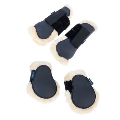 Set de 4 protections pour jambes de cheval, extérieur noir rigide, intérieur doublé de fausse fourrure beige, fermetures à scratch, étiquette visible 'SET WARM'.