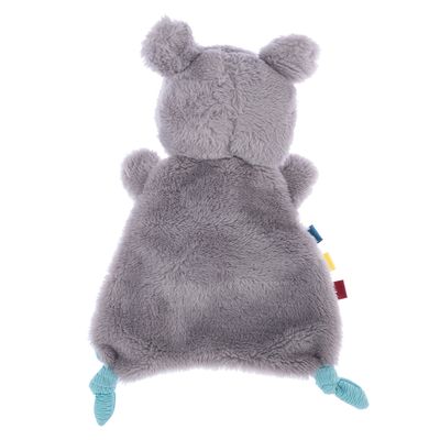 Grått plyschleksak i djurform med två öron, blå tygfötter och färgglada tygflikar på sidan.