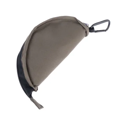 Braune Tasche mit Reissverschluss und schwarzem Karabinerhaken, geeignet zum Befestigen an Gürtel oder Rucksack.