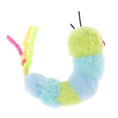 Speelgoed in de vorm van een kleurrijke rups met een groene en blauwe pluchen lichaam en gekleurde linten aan de staart.