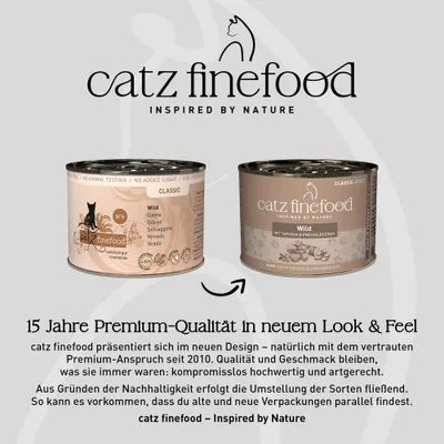 catz finefood Wild im neuen und alten Verpackungsdesign. Hinweis: 15 Jahre Premium-Qualität, Umstellung auf neues Design aus Nachhaltigkeitsgründen, Qualität bleibt unverändert. catz finefood Wild im neuen und alten Verpackungsdesign. Hinweis: 15 Jahre Premium-Qualität, Umstellung auf neues Design aus Nachhaltigkeitsgründen, Qualität bleibt unverändert.
