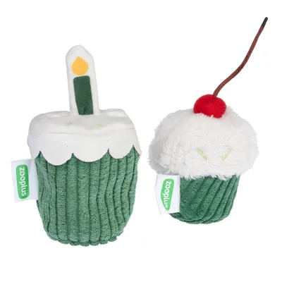 Kaksi vihreää pehmolelua cupcake-muodossa, toisessa kynttilä ja toisessa kirsikka. Molemmissa Zooplus-merkki.