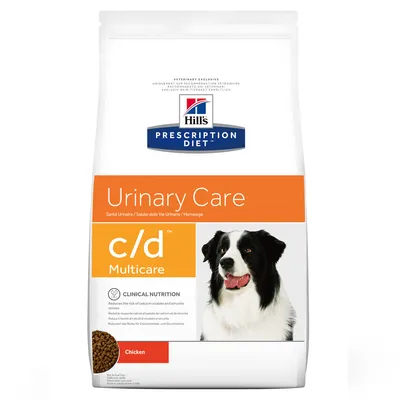 Hill's Prescription Diet Urinary Care c/d Multicare Chicken hundfoder, bild på hund och foderkulor. Text: Clinical Nutrition, minskar risken för kalciumoxalat- och struvitstenar.