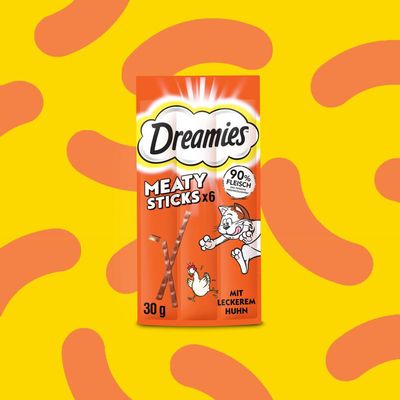 Dreamies Meaty Sticks x6, 90% hús, ízletes csirkével, 30g. A csomagoláson rajzolt macska és csirke látható.