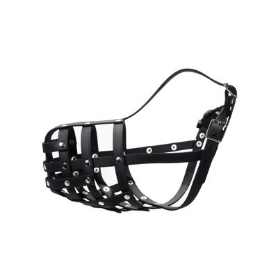 Muselière pour chien en lanières de cuir noir avec rivets métalliques et boucle de réglage visible sur le côté.