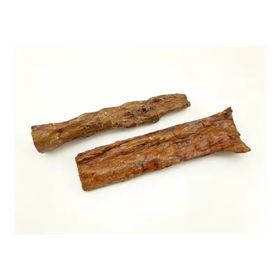 Deux friandises à mâcher brunes et séchées, de forme allongée, sur fond blanc.