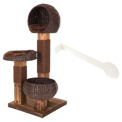Arbre à chat en bois avec trois paniers tressés marron, deux poteaux recouverts de corde et base carrée en bois. Aucun animal ni marque visible.
