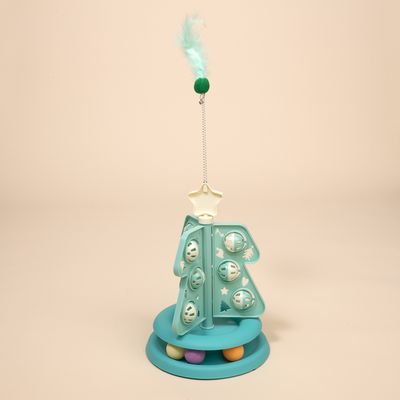 Zabawka w kształcie choinki z wbudowanymi piłkami, gwiazdą na szczycie i zwisającym piórkiem. Podstawa z kolorowymi kulkami.