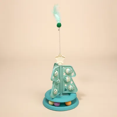Jouet pour chat en forme de sapin avec balles colorées, étoile blanche au sommet et plume verte suspendue sur une tige métallique. Structure en plastique bleu clair.