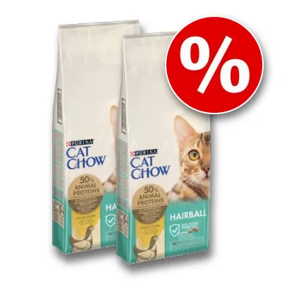 Två förpackningar Purina Cat Chow Hairball, 50 % animal proteins, synlig kattbild och röd rabattikon med procenttecken. Två förpackningar Purina Cat Chow Hairball, 50 % animal proteins, synlig kattbild och röd rabattikon med procenttecken.