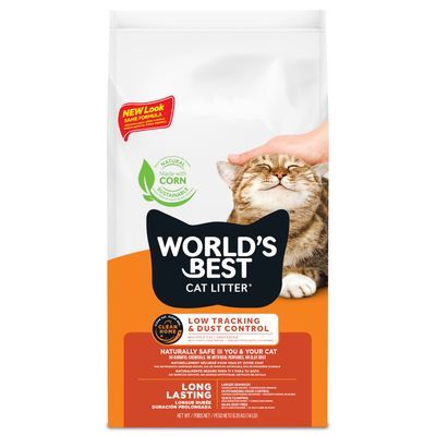 WORLD'S BEST CAT LITTER, LOW TRACKING & DUST CONTROL, LONG LASTING, natuurlijke kattenbakvulling op basis van maïs. Kat wordt geaaid. Tekst: NEW Look SAME FORMULA.