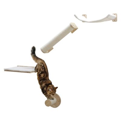 Kletterwand für Katzen aus Holz mit Sisal-Kratzflächen, Hängematte und Plattform. Katze demonstriert Nutzung der Kletterelemente.