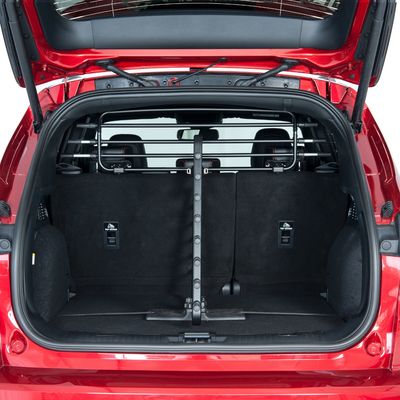 Portellone posteriore rosso aperto con divisorio per cani in metallo montato, adatto per la sicurezza nel bagagliaio.