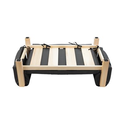 Träram med svarta tygdynor och band för fastsättning, lämplig för montering av möbel eller tillbehör.