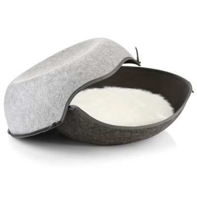 Harmaa, pyöreä huopainen lemmikkisänky irrotettavalla kannella ja valkoisella, pehmeällä sisätyynyllä.
