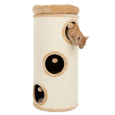 Rascador de forma cilíndrica con varias aberturas y pelotas de juego, acolchado de felpa beige en la parte superior. Gato asomando por una abertura.