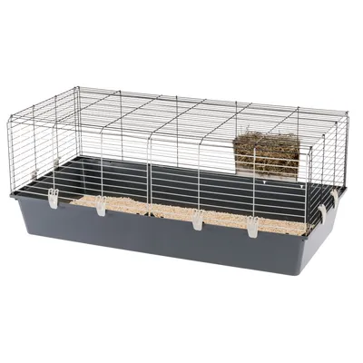 Kleintierkäfig mit grauer Kunststoffwanne, Metall-Gitterwänden und integriertem Heuraufe. Boden mit Einstreu ausgelegt.