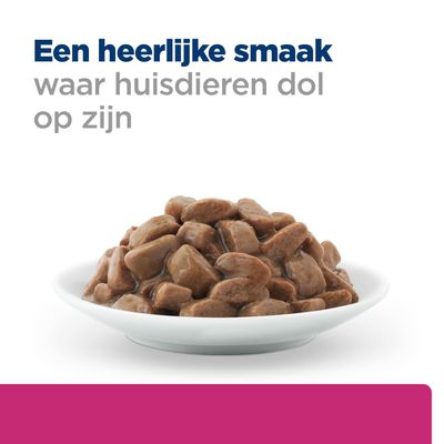 Schaal met bruine stukjes vlees in saus. Tekst: Een heerlijke smaak waar huisdieren dol op zijn.