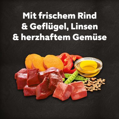 Mit frischem Rind und Geflügel, Linsen und herzhaftem Gemüse. Zutaten: Fleischstücke, Süßkartoffel, Paprika, Erbsen, Linsen, Öl.