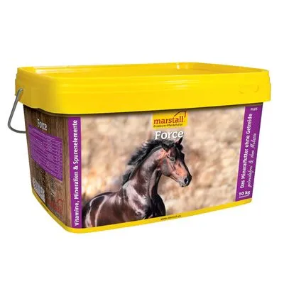 marstall Force emmer 10 kg, zichtbaar: afbeelding van paard, tekst 'Vitaminen, Mineralen & Spoorelementen', 'Das Kraftfutter ohne Getreide'. Gele deksel, handvat aan zijkant.
