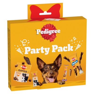 Hund erhält einen Kausnack aus der Hand einer Person, Anwendung des Snacks wird gezeigt.