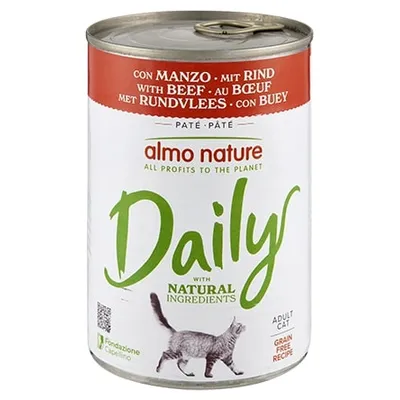 almo nature Daily Paté con manzo, adult cat, with natural ingredients, grain free recipe. Immagine di una lattina con disegno di gatto e testo multilingue sulla confezione.