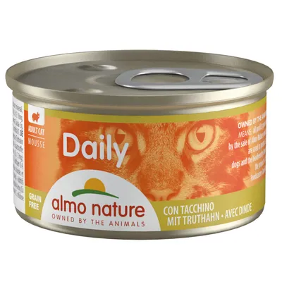 Puszka Almo Nature Daily Adult Cat Mousse, Grain Free, z indykiem. Widoczne napisy: con tacchino, mit truthahn, avec dinde. Grafika kota na etykiecie.