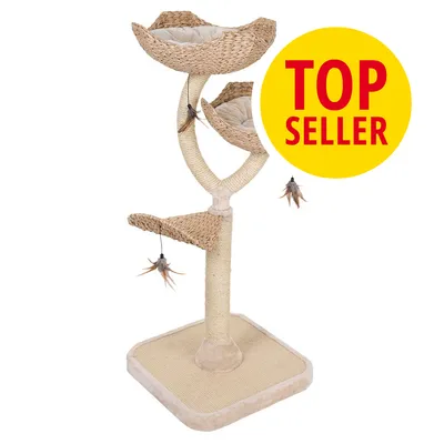 Kratzbaum mit drei Liegeflächen aus geflochtenem Material, Spielzeuganhängern und Sisalstamm. Gelber Kreis mit rotem Text: TOP SELLER.