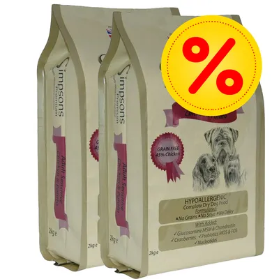 Två påsar Simpsons Premium Adult Sensitive Chicken & Potato torrfoder för hund, 2 kg vardera. Stor gul rabattikon med röd procenttecken synlig på förpackningen.