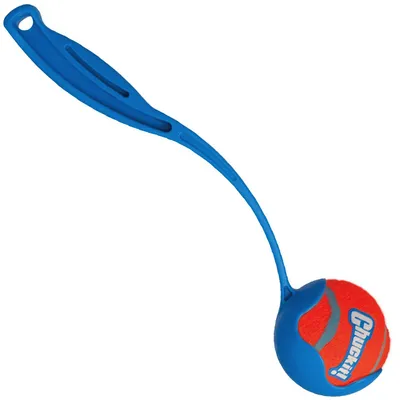 Chuckit! Ballwerfer aus blauem Kunststoff mit orangem Tennisball, geeignet zum Werfen und Spielen.