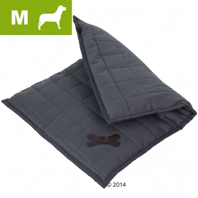 Grå quiltet hundemåtte i stof, størrelse M, med mørkt benmotiv. Synlige kvadratiske syninger og foldet hjørne. Grå quiltet hundemåtte i stof, størrelse M, med mørkt benmotiv. Synlige kvadratiske syninger og foldet hjørne.