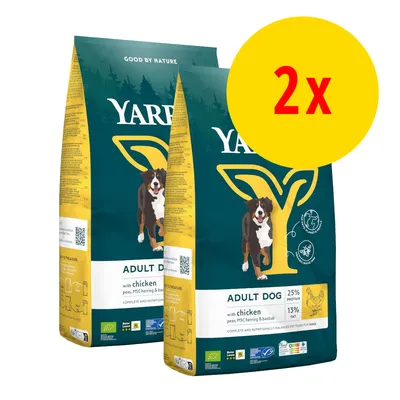 Lot de 2 sacs YARRAH Adult Dog, visible : with chicken, peas, MSC herring & baobab, 25 % protein, 13 % fat. Labels bio et MSC affichés sur l'emballage.