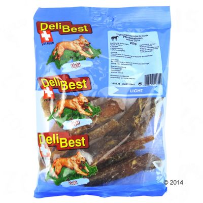 Opakowanie przysmaków dla psów DeliBest Premium Light, 200 g. Widoczny skład: mięso końskie. Etykieta z informacjami w kilku językach, przezroczysta część ukazuje zawartość.